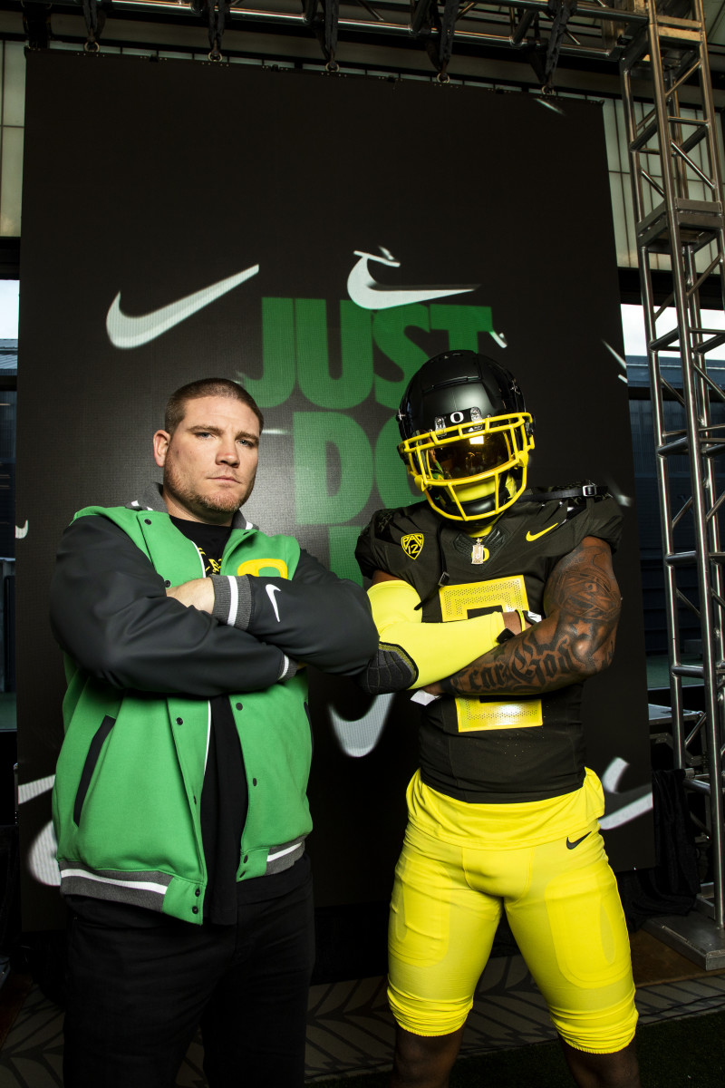 Dylan Williams poses with defensive coordinator Tosh Lupoi.